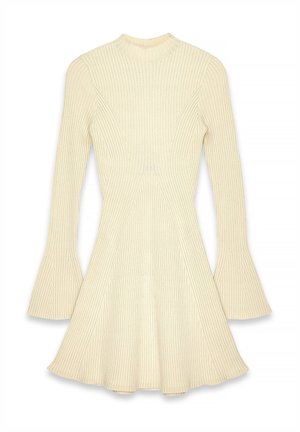 Robe en maille côtelée couleur crème avec manches longues évasées, corsage ajusté, col montant et jupe évasée.