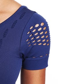 Marineblauw nauwsluitend kledingstuk met korte mouwen met uitsnijdingen en gestructureerde stiksels langs de schouder- en mouwranden.