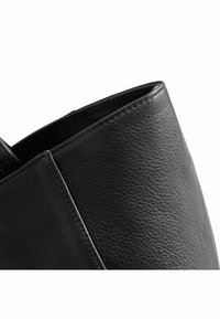 Borsa a mano nera in pelle con superficie testurizzata, caratterizzata da linee pulite e una forma strutturata. Dettagli cuciti lungo i bordi.