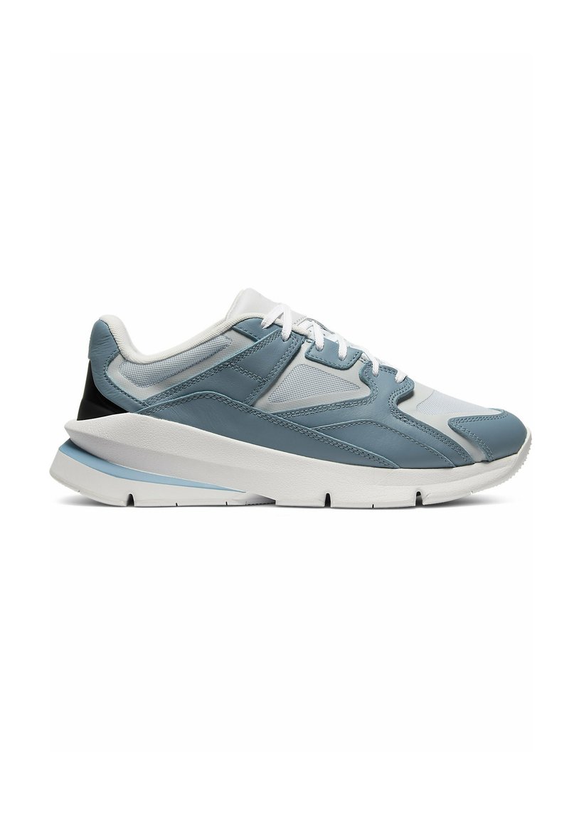 Baskets bleu clair avec un dessus en cuir lisse et en mesh, lacets blancs et une semelle blanche épaisse avec une subtile touche de bleu.