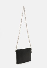 Borsa a tracolla in pelle nera con superficie texturizzata, forma rettangolare e tracolla in catena dorata; presenta una chiusura a zip nella parte superiore.