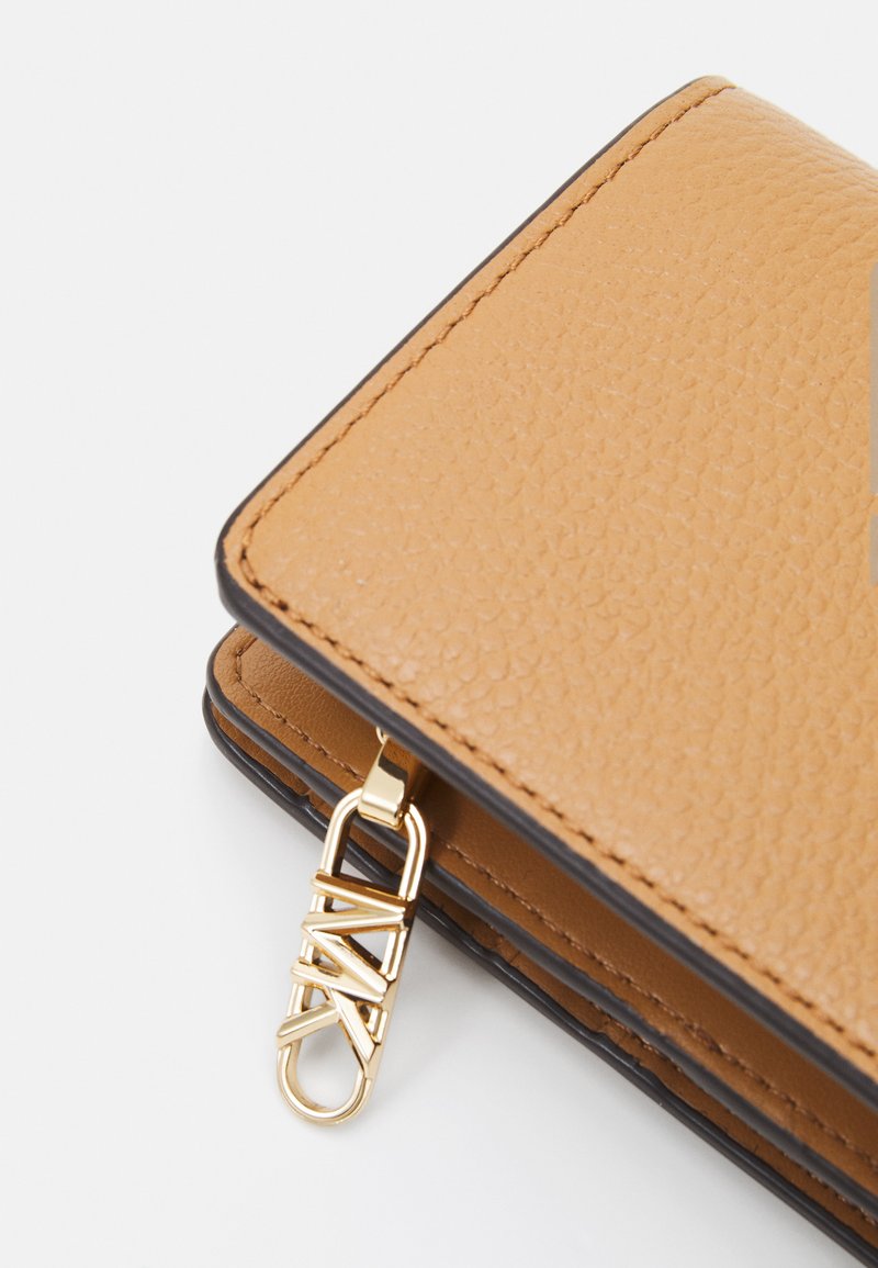 MICHAEL Michael Kors EMPIRE SNAP WALLET - Geldbörse - pale peanut 