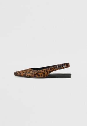 Spitz zulaufender flacher Slingback-Schuh mit braun-schwarzem Leopardenmuster und verstellbarem Schnallenriemen auf schwarzer Sohle.