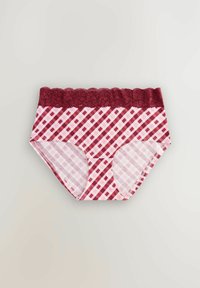 Hoge taille damesonderbroek met een roze en bordeaux geruit patroon en een bordeaux kanten tailleband op een lichte achtergrond.