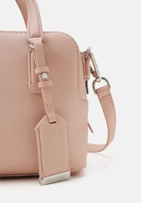 Calvin Klein MUST BOWLING BAG - Mala de mão - desert rose