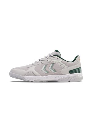 Grijze sportshoe met bovenwerk van mesh en synthetisch leer, groene accenten, textuurzool en twee groene strepen aan de buitenkant. Lichtgewicht ontwerp.