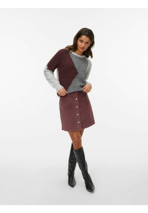 Pilkos ir vyno spalvos megztinis su diagonaliu raštu, derinamas su vyno spalvos velveto sijonu su priekiniais mygtukais; juodi kelių aukščio botai.