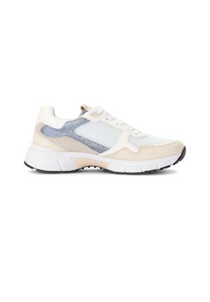 Sneakers in wit met beige en blauwe accenten, voorzien van meshpanelen en een textuurafwerking, ontworpen met een gevoerde zool voor comfort.