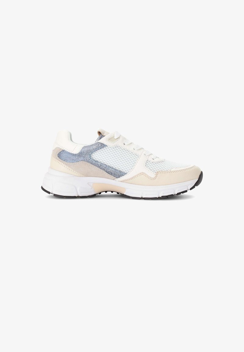 Sneakers in wit met beige en blauwe accenten, voorzien van meshpanelen en een textuurafwerking, ontworpen met een gevoerde zool voor comfort.