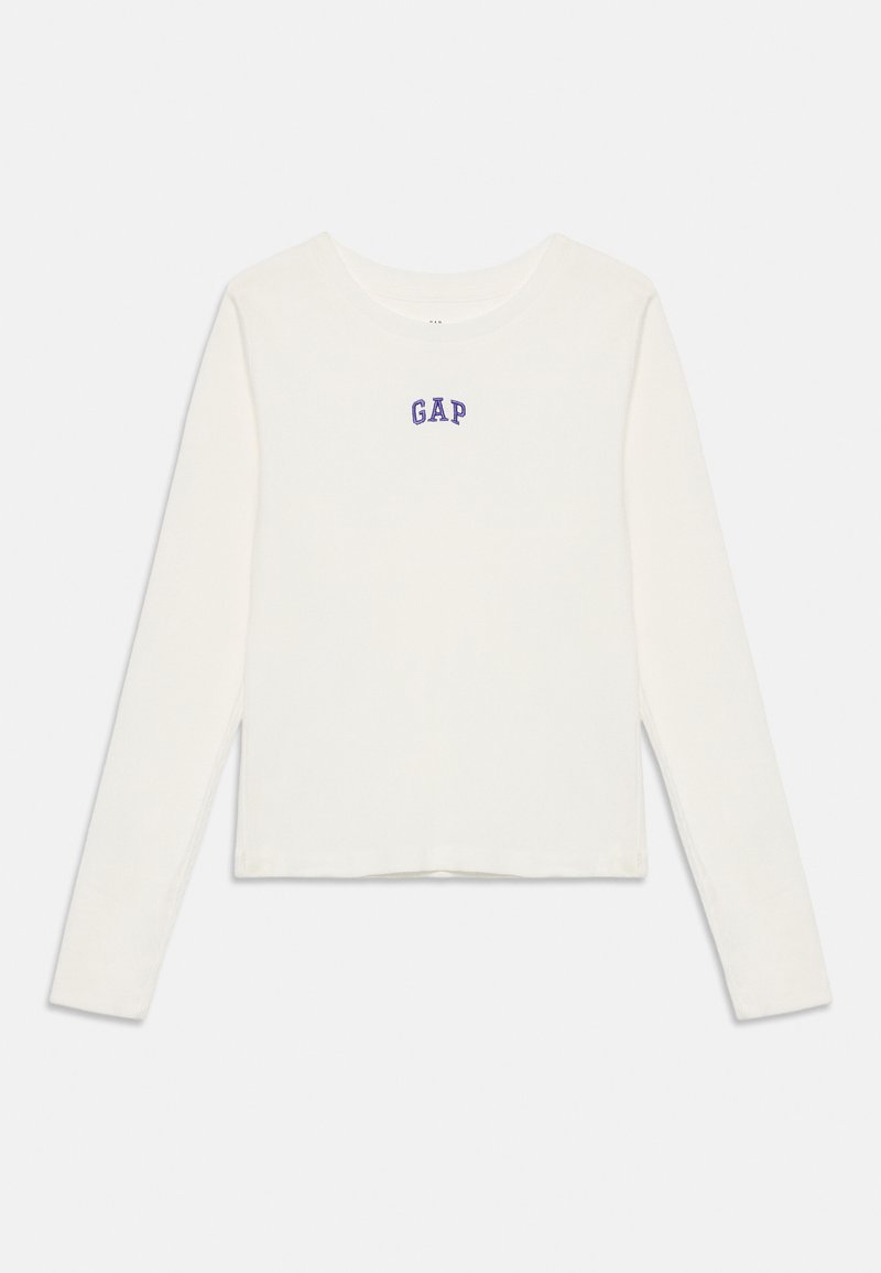 Fehér, hosszú ujjú, kerek nyakú póló, a mellkason középen kék "GAP" logóval, sík felületen, fehér háttér előtt.