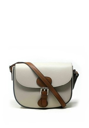 Sac bandoulière avec un extérieur en cuir crème, une sangle en cuir marron, une texture lisse et un détail de fermeture distinctive à l'avant.