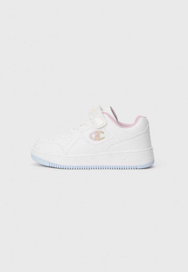 Hvid sneaker med en glat læderoverflade, lyserøde accenter på kraven, velcro-strop og lys blå gummisål; har logo-detalje.