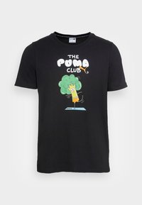Camiseta de algodón negra con un gráfico de caricatura de un personaje amarillo y un árbol verde, con el texto "EL CLUB PUMA" en blanco arriba.