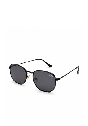 Gafas de sol con montura negra metálica, lentes oscuras tintadas y patillas finas, mostradas en un ángulo ligero sobre un fondo blanco.