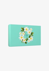 Scatola turchese con un motivo floreale che presenta fiori bianchi e foglie verdi, con una finitura lucida e un logo al centro.