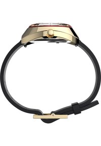 Goldfarbene Uhr mit rundem Gehäuse, rotem Lünette und schwarzem strukturiertem Silikonarmband. Mit einer glatten Krone und einer Schnallenverschlusss.