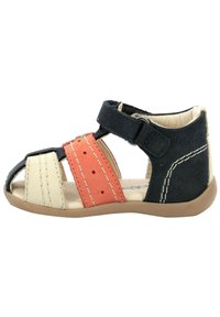 Kinder sandaal met een combinatie van zwart, oranje en beige suede, open ontwerp met een klittenbandsluiting en een rubberen zool.