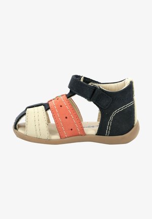 Børnesandal med en kombination af sort, orange og beige ruskind, åben design med velcrorem og gummisål.