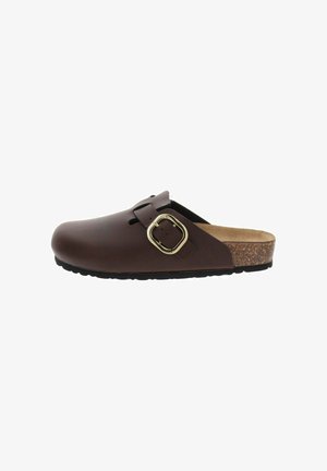 Zoccolo marrone slip-on con una grande fibbia dorata, sottopiede in sughero e suola nera testurizzata, mostrato di profilo su sfondo bianco.