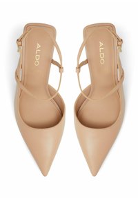 Beige Leder Slingback-Pumps mit spitzem Schuh und dünnen Knöchelriemen sowie einer glatten Oberfläche. ALDO-Logo auf der Innensohle eingeprägt.
