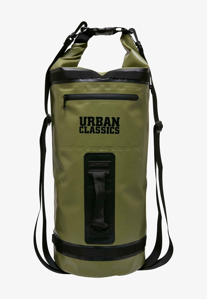 Zöld vízálló sporttáska állítható fekete pántokkal, felültekert záródással, elülső zipzáras zsebbel és megerősített alappanellel.