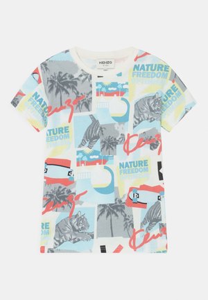 Børne kortærmet skjorte med farverigt collageprint med palmer, en tiger, skateboards og teksten "Nature Freedom."