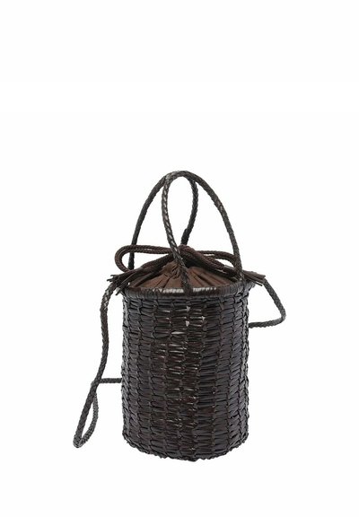 Borsa a cestino rotonda in marrone scuro, con un top in tessuto arricciato e due manici intrecciati per il trasporto. Testura: intrecciata.