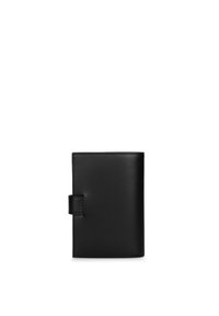 Portefeuille en cuir noir au texture lisse, de forme rectangulaire, avec une fermeture à pression sur le côté ; présente des coutures le long des bords.