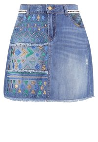 Jupe en denim présentant des motifs géométriques brodés multicolores, un lavage bleu clair, un ourlet effiloché et une fermeture à boutons avec une garniture décorative.