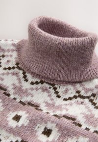 Pull à col roulé épais tricoté avec des motifs géométriques rose, blanc et marron et un col côtelé.