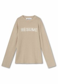 Beige geribbelde trui met lange mouwen, met het woord "RÉSUMÉ" in het wit gebreid op de borst. Ronde halslijn, textuurstof.