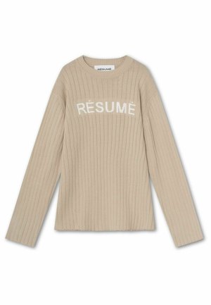 Beige ribbed Pullover mit langen Ärmeln, auf dem die Worte "RÉSUMÉ" in Weiß across the Brust gestrickt sind. Rundhalsausschnitt, strukturierter Stoff.
