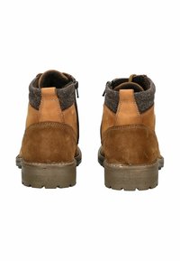 Brune suede ankelstøvler med tekstureret stofkrave, tekstureret gummisål, lynlåslukning i siden og kontrasterende brune detaljer.