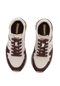 Un paio di sneakers beige e marrone scuro con lacci marrone scuro e logo "Blauer" visibile sulle solette beige.