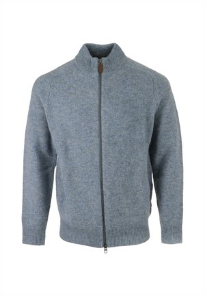 Lichtblauwe gebreide wollen trui met ritssluiting en geribde kraag, manchetten en zoom, afgebeeld op een effen witte achtergrond.