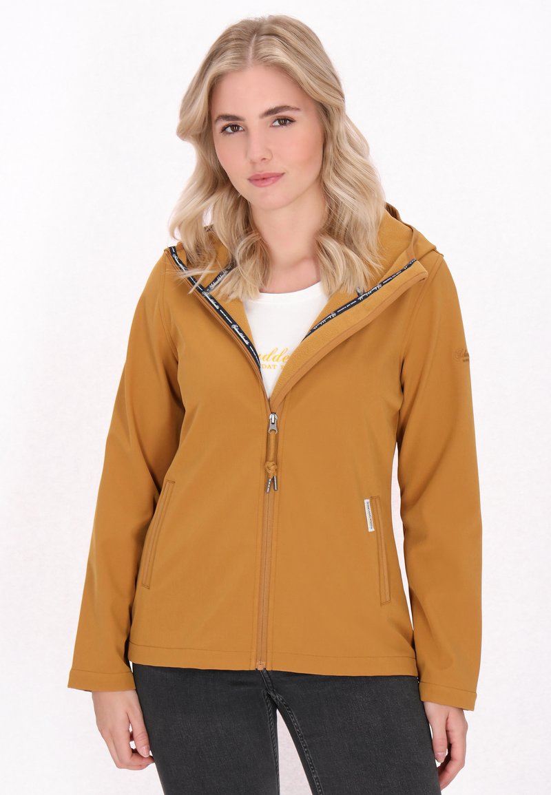 Fleece jack in mosterdgeel, met een ritsluiting, capuchon en zijzakken. Het materiaal heeft een gladde textuur met contrasterende details.