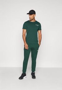 Björn Borg ESSENTIAL PANTS - Treningo apatinė dalis - pine grove
