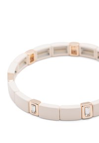 Pulsera de cerámica blanca con eslabones rectangulares y acentos en oro, que presenta piedras transparentes y ámbar alternas incrustadas en el diseño.