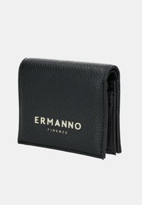 Portafoglio in pelle nera con finitura testurizzata. Presenta una chiusura a scatto e un marchio impresso in argento. Design compatto e rettangolare.