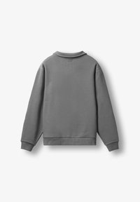 Rückansicht eines schlichten grauen Sweatshirts mit langen Ärmeln, gerippten Bündchen, Saum, Kragen und kleinem, besticktem Buchstaben B am Halsausschnitt.