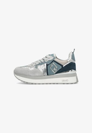 Graue, blaue und metallisch silberne Sneaker mit Wildlederpaneelen, geschnürtem Vorderteil, dekorativem Logo an der Seite und dicker weißer Sohle mit "LIU•JO"-Branding.