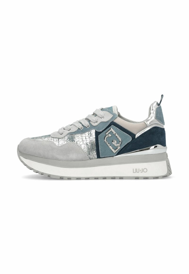 Grå, blå og metallisk sølv sneakers med ruskind paneler, snørebånd foran, dekorativt logo på siden og tyk hvid sål med "LIU•JO" branding.