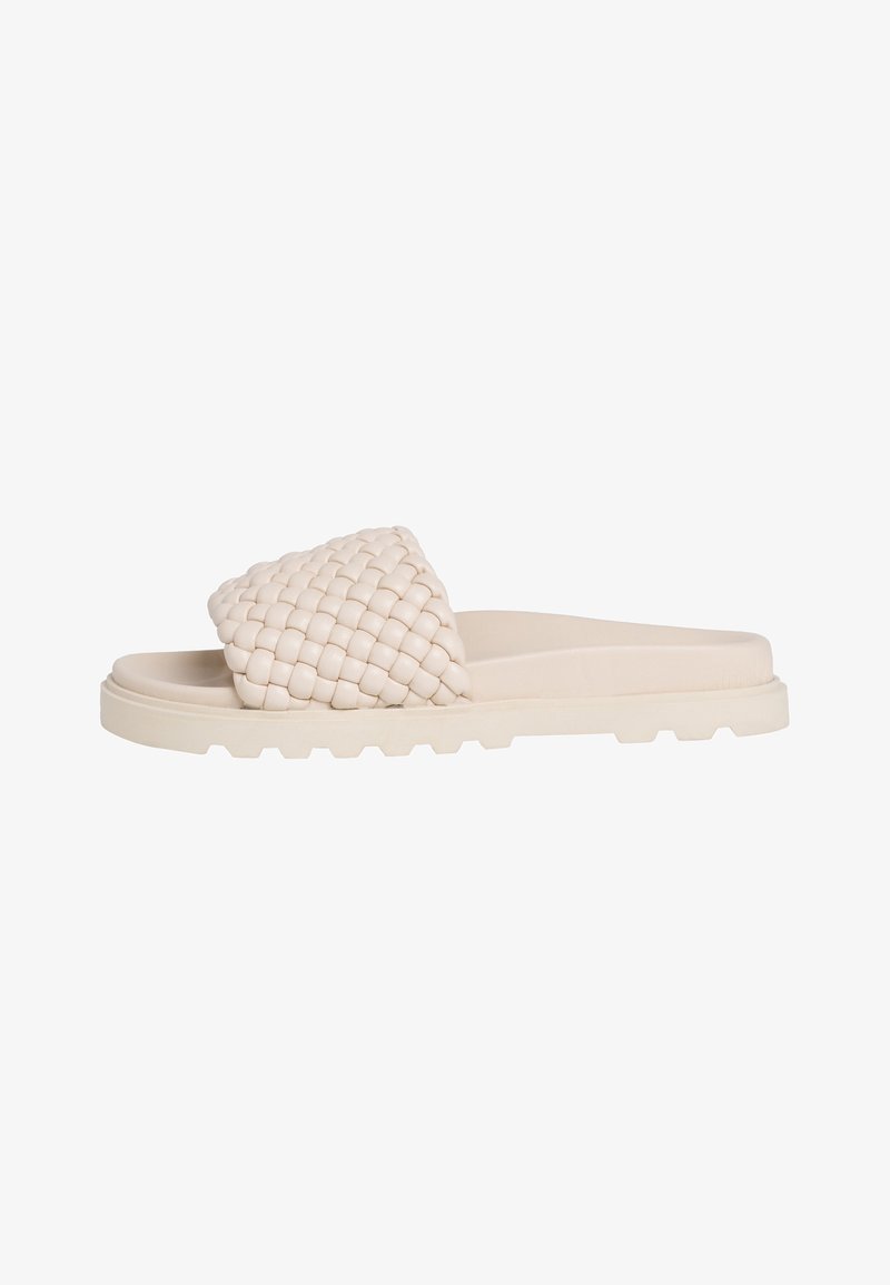 Sandale beige à enfiler avec une large bride tissée et une semelle texturée pour un usage décontracté.