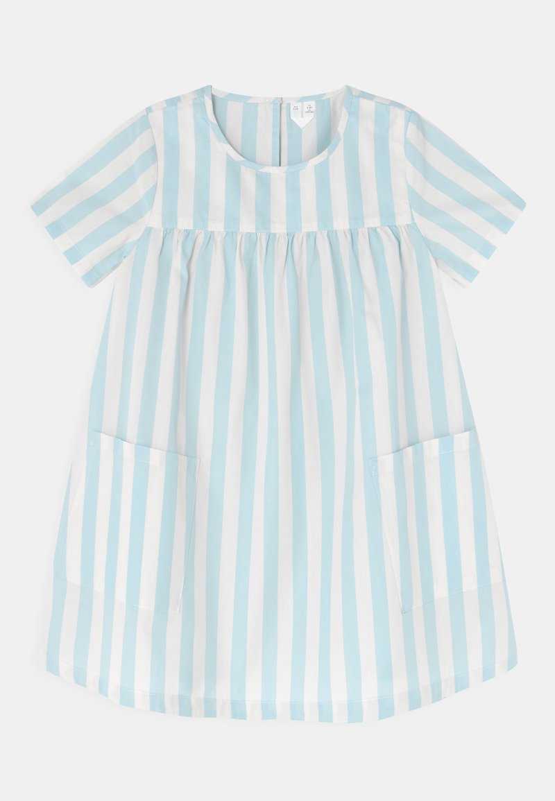 Robe à manches courtes avec rayures verticales bleu clair et blanches, encolure arrondie, taille froncée et deux poches avant.