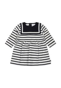 Robe rayée en noir et blanc, avec des manches longues, un décolleté carré avec un panneau noir uni, et une jupe évasée.