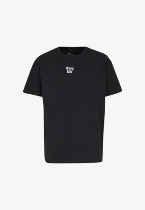 Schwarzes Baumwoll-T-Shirt mit kurzen Ärmeln und Rundhalsausschnitt, ausgestattet mit dem Text "Thug Life" in weißer gotischer Schrift auf der Brust.