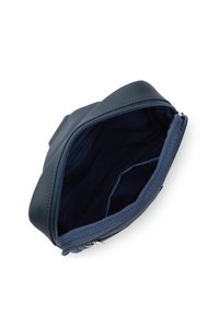 Borsetta blu con zip realizzata in materiale testurizzato, dotata di un interno foderato e scomparti per l'organizzazione. Vista aperta che mostra i dettagli interni.