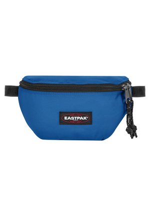 Riñonera azul hecha de un tejido resistente, presenta un cierre negro, correa ajustable y un parche con el logo de Eastpak en la parte frontal.