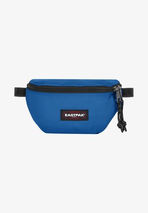 Riñonera azul hecha de un tejido resistente, presenta un cierre negro, correa ajustable y un parche con el logo de Eastpak en la parte frontal.