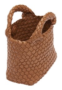 Geflochtene braune Leder-Tote mit zwei geflochtenen Griffen, offenes Oberteil und strukturierter Oberfläche, mit runder Basis und fester Struktur.
